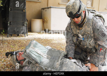 Le Sgt. Jay Conseil de Franklin, en Virginie, un infirmier affecté à la 2e Bataillon du 505th Parachute Infantry Regiment, 3e Brigade Combat Team, 82nd Airborne Division, la Division multinationale - Bagdad, vérifie les saignements supplémentaires sur un soldat blessé au cours d'un exercice d'entraînement de traumatisme lane 16 juillet sur la sécurité commune fidélité Station, situé sur le 9 District de l'est de Bagdad de Nissan. Plusieurs médecins a mené l'exercice afin de maintenir leurs compétences dans un cas d'urgence médicale. Medecins aiguiser les compétences critiques au cours de l'exercice 187962 formation Banque D'Images