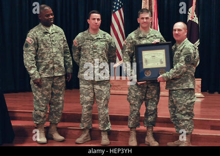 Le lieutenant-colonel James Hardaway, siège de l'Administration centrale et le chef de bataillon (centre droit) a reçu une plaque à la Fort Bliss Cérémonie de reconnaissance des donneurs de sang par William Beaumont Army Medical Center de sergent-major de commandement et le commandant et l'orateur invité, le Sgt Commande. Le Major Carl B. Dwyer Jr. (à gauche), le major Christopher B. Cordova (centre) et le Colonel Michael S. Heimall (à droite), le Jeudi, Janvier 29, 2015. ASBP reconnaît les donateurs pour donner le cadeau de la vie 150129-A-IV028-104 Banque D'Images