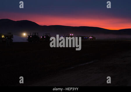 Les soldats de la 411e compagnie du génie, Iowa City, travailler à travers la construction d'une piste d'atterrissage de nuit à la PI. Irwin Centre National de Formation en Californie. Le projet, dirigé par le 389e bataillon du génie, fournira des NTC avec deux pistes, 8 000 pieds carrés et un 1000 sqft tarmac qui permettra à C-130 et C-17 à la terre sur Irwin. (Photo par le Sgt. Valerie Resciniti de première classe) Ft. Irwin atterrissage 150218-A-RE257-008 Banque D'Images