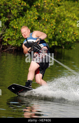 GUANTANAMO BAY, Cuba - 1ère Armée Le lieutenant Shane Lauritzen s'appuie sur un tour, pendant que le wakeboard, le 22 juin 2008, à Guantanamo Bay. Lauritzen est l'agent de transport le groupe de travail conjoint pour Guantanamo. JTF Guantanamo effectue des soins sécuritaires et humaines et la garde des combattants ennemis. La foi mène des opérations d'interrogatoire pour recueillir du renseignement stratégique à l'appui de la guerre mondiale contre le terrorisme et prend en charge l'application de la loi et les enquêtes sur les crimes de guerre. Guantanamo la foi s'est engagé à assurer la sécurité et la sécurité de l'American service members et les civils qui travaillent à l'intérieur de sa détention. ( Banque D'Images