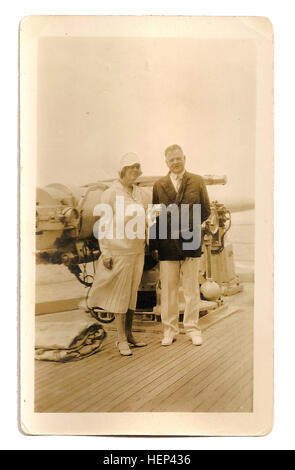 Le président élu, Herbert Hoover et le cuirassé USS California (BB-31), 1928 ; le président élu Herbert Hoover avec les membres de son personnel, y compris sa femme Lou Henry Hoover et Henry T. Fletcher, l'ambassadeur d'Italie, ainsi que des membres de la presse embarqué à bord du cuirassé américain d'Amérique du Sud pour une visite de bonne volonté, et de bateaux et navires d'inspection de l'entreprise. Sur ce voyage Hoover était presque assassiné en Argentine par un anarchiste local. Hoover est devenu le 31e président des États-Unis. Lancé en décembre 1909, le cuirassé Utah était un cuirassé de classe Floride pesant 21 825 tonnes, Banque D'Images