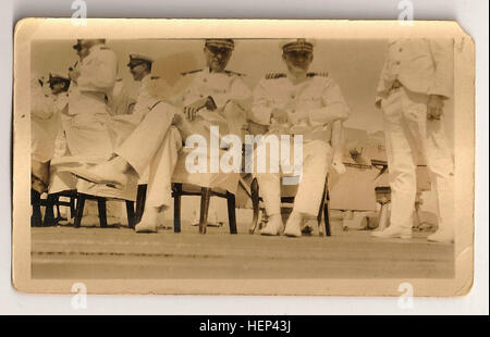 Le président élu, Herbert Hoover et le cuirassé USS California (BB-31), 1928 ; le président élu Herbert Hoover avec les membres de son personnel, y compris sa femme Lou Henry Hoover et Henry T. Fletcher, l'ambassadeur d'Italie, ainsi que des membres de la presse embarqué à bord du cuirassé américain d'Amérique du Sud pour une visite de bonne volonté, et de bateaux et navires d'inspection de l'entreprise. Sur ce voyage Hoover était presque assassiné en Argentine par un anarchiste local. Hoover est devenu le 31e président des États-Unis. Lancé en décembre 1909, le cuirassé Utah était un cuirassé de classe Floride pesant 21 825 tonnes, Banque D'Images