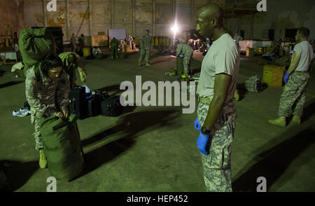 Un policier militaire déployé à l'appui de l'opération United assistance effectue des inspections douanières à l'aéroport international Roberts de Monrovia (Libéria). L'opération fournit la logistique et le soutien nécessaires au déploiement des militaires et à la surveillance contrôlée à leur retour dans les bases américaines. Banque D'Images