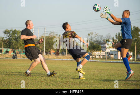 Les soldats de l'Armée américaine affecté à 1BN, 27e Régiment d'infanterie, 2e, 25e Division d'infanterie, BCT, participer à un jeu de football avec des soldats de l'Armée royale thaïlandaise sur Camp 31-1, à Lop Buri, Thaïlande, le 5 février 2015. Les soldats contribuer à établir des liens et renforcer le partenariat entre les deux pays au cours de l'exercice multilatéral Gold Cobra 15. (U.S. Photo de l'armée par la FPC. Samantha Van Winkle) nous, d'établir de bons soldats thaïlandais à travers le sport et fitness 150205-A-XX910-104 Banque D'Images