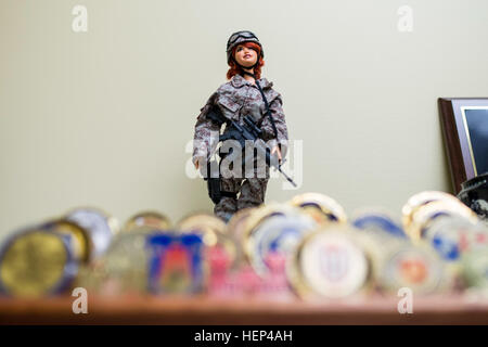 Une Barbie vêtue d'un G.I. Joes uniforme était présenté au 1er. Le Sgt. Raquel Steckman pour son dévouement et son service comme le sergent des opérations pour la 401st compagnie du Génie (avion de pont). Steckman est désormais la première femme de l'Armée nommé pour une compagnie de génie de combat en tant que sergent d'abord avec le 374Fr. Le Sapeur (Co.), dont le siège social est situé à Concord, en Californie. (U.S. Photo de l'armée par le Sgt. 1re classe Michel Sauret) soufflant les barrières, femme premier sergent prend charge de combat engineer company 150206-A-TI382-210 Banque D'Images