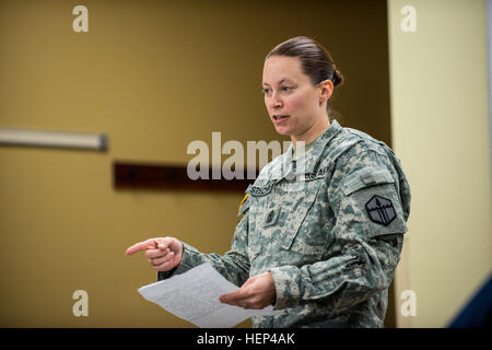 Premier Sgt. Raquel Steckman est la première femme dans l'Armée nommé pour une compagnie de génie de combat comme un premier sergent, maintenant avec la 374e compagnie du Génie (le Sapeur), dont le siège social est situé à Concord, Californie (États-Unis Photo de l'armée par le Sgt. 1re classe Michel Sauret) soufflant les barrières, femme premier sergent prend charge de combat engineer company 150206-A-TI382-252 Banque D'Images