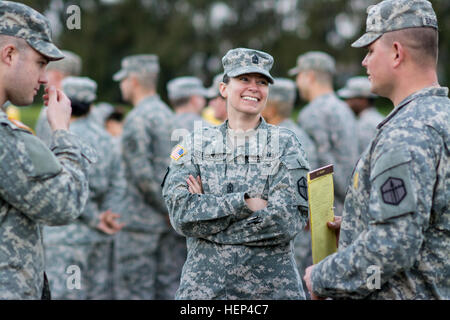 Premier Sgt. Raquel Steckman, avec la 374e compagnie du Génie (le Sapeur), dont le siège social est situé à Concord, Californie, plaisanteries avec ses soldats avant le début de la formation. Steckman est la première femme dans l'Armée nommé pour une compagnie de génie de combat comme un premier sergent. (U.S. Photo de l'armée par le Sgt. 1re classe Michel Sauret) soufflant les barrières, femme premier sergent prend charge de combat engineer company 150207-A-TI382-268 Banque D'Images