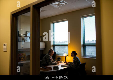 Premier Sgt. Raquel Steckman (à droite) discute de questions de l'unité avec son commandant de compagnie, le Capitaine Nick Niedenthal, sur leur première bataille en assemblée générale avec la 374e compagnie du Génie (le Sapeur), unité de réserve basé à Concord, Californie Steckman est la première femme dans l'Armée nommé pour une compagnie de génie de combat comme un premier sergent. (U.S. Photo de l'armée par le Sgt. 1re classe Michel Sauret) soufflant les barrières, femme premier sergent prend charge de combat engineer company 150207-A-TI382-302 Banque D'Images