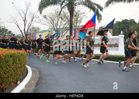 Les soldats de l'Armée américaine affecté à 1BN, 27e Régiment d'infanterie, 2e, 25e Division d'infanterie, BCT, courir aux côtés des soldats de l'Armée royale thaïlandaise sur Camp 31-1 à Lop Buri, Thaïlande, le 8 février 2015. Les soldats participent à un bataillon de l'exécuter pour kickoff le début de l'or 2015 Cobra. (U.S. Photo de l'armée par la FPC. Samantha Van Winkle) nous, d'établir de bons soldats thaïlandais à travers le sport et fitness 150208-A-XX910-027 Banque D'Images