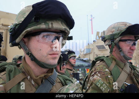 Un soldat géorgien de l'Alpha et la Compagnie Charlie, 43e Bataillon d'infanterie mécanisée, 4e Brigade d'infanterie mécanisée de l'écoute à une analyse après action brève au cours d'un exercice de répétition de mission (MRE) au Centre de préparation interarmées multinationale à Hohenfels, Allemagne, le 13 février 2015. Les forces armées géorgiennes et Corps des marines américains du groupe de coopération en matière de sécurité conduisent la MRE à partir de 2 février au 3 mars 2015, dans le cadre de la Mission d'appui des Program-Resolute Déploiement géorgienne (PIB-RSM). Le PIB-RSM, anciennement le Program-International Déploiement géorgienne d'assistance à la sécurité, est un programme entre Banque D'Images