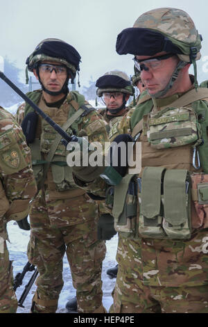 Un soldat géorgien de l'Alpha et la Compagnie Charlie, 43e Bataillon d'infanterie mécanisée, 4e Brigade d'infanterie mécanisée effectue une vérification des fonctions sur sa radio tout en menant des opérations d'élimination et d'évitement de la menace au cours d'un exercice de répétition de mission (MRE) au Centre de préparation interarmées multinationale à Hohenfels, Allemagne, le 13 février 2015. Les forces armées géorgiennes et Corps des marines américains du groupe de coopération en matière de sécurité conduisent la MRE à partir de 2 février au 3 mars 2015, dans le cadre de la Mission d'appui des Program-Resolute Déploiement géorgienne (PIB-RSM). Le PIB-RSM, anciennement le Programme de déploiement Géorgien-I Banque D'Images