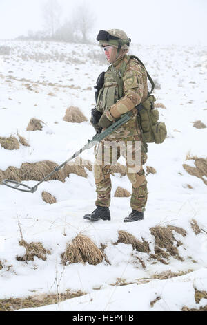 Un soldat géorgien de la Compagnie Charlie, 43e Bataillon d'infanterie mécanisée, 4e Brigade d'infanterie mécanisée efface un domaine lors d'une patrouille à pied au cours d'un exercice de répétition de mission (MRE) au Centre de préparation interarmées multinationale à Hohenfels, Allemagne, le 14 février 2015. Les forces armées géorgiennes et Corps des marines américains du groupe de coopération en matière de sécurité conduisent la MRE à partir de 2 février au 3 mars 2015, dans le cadre de la Mission d'appui des Program-Resolute Déploiement géorgienne (PIB-RSM). Le PIB-RSM, anciennement le Program-International Déploiement géorgienne d'assistance à la sécurité, est un programme entre les États-Unis Mar Banque D'Images