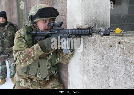 Un soldat géorgien de la Compagnie Charlie, 43e Bataillon d'infanterie mécanisée, 4e Brigade d'infanterie mécanisée fournit la sécurité tout en menant un exercice de patrouille urbaine lors d'un exercice de répétition de mission (MRE) au Centre de préparation interarmées multinationale à Hohenfels, Allemagne, le 14 février 2015. La conduite des soldats géorgiens aux côtés de MRE mentors U.S. Marine Corps avant de déployer en Afghanistan afin d'aiguiser les compétences nécessaires à l'exploitation aux côtés d'appuyer résolument les forces des partenaires de la Mission dans un environnement de contre-insurrection. (U.S. Photo de l'armée par la CPS. Tyler Kingsbury/libérés) mission géorgienne reh Banque D'Images