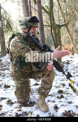 Un soldat géorgien de la Compagnie Charlie, 43e Bataillon d'infanterie mécanisée, 4e Brigade d'infanterie mécanisée communique sur la radio alors qu'il effectuait une patrouille pendant un exercice de répétition de mission (MRE) au Centre de préparation interarmées multinationale à Hohenfels, Allemagne, 16 février 2015. Les forces armées géorgiennes et Corps des marines américains du groupe de coopération en matière de sécurité conduisent la MRE à partir de 2 février au 3 mars 2015, dans le cadre de la Mission d'appui des Program-Resolute Déploiement géorgienne (PIB-RSM). Le PIB-RSM, anciennement le Program-International Déploiement géorgienne d'assistance à la sécurité, est un programme entre Banque D'Images