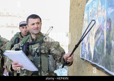 Un soldat géorgien de la Compagnie Charlie, 43e Bataillon d'infanterie mécanisée, 4e Brigade d'infanterie mécanisée indique un emplacement sur une carte tout en menant une mission brève au cours d'un exercice de répétition de mission (MRE) au Centre de préparation interarmées multinationale à Hohenfels, Allemagne, 16 février 2015. Les forces armées géorgiennes et Corps des marines américains du groupe de coopération en matière de sécurité conduisent la MRE à partir de 2 février au 3 mars 2015, dans le cadre de la Mission d'appui des Program-Resolute Déploiement géorgienne (PIB-RSM). Le PIB-RSM, anciennement le Program-International Déploiement géorgienne d'assistance à la sécurité, est un progra Banque D'Images