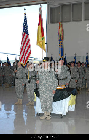 Dallas Native Command Sgt. Le major Glen Vela, sergent-major de commandement entrant pour la 1st Air Cavalry 'Warrior' Brigade, Division de cavalerie, s'élève face à sa formation avant qu'il coupe le cake après la cérémonie de changement de responsabilité à Gray Army Air Field, Fort Hood au Texas, le 26 juin. Vela, qui est venu de la 615e le soutien aérien 'Cold Steel', 1er Bataillon, 1er PBR Cav. Div., remplacé Sutter Creek, Californie Native Command Sgt. Le Major Scott Spiva comme la plus sous-officier supérieur de la Brigade de guerrier. Accueillir de nouveaux guerriers CSM, dites au revoir à l'ancien ami 98613 Banque D'Images