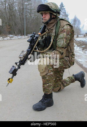 Un soldat géorgien de la Compagnie Charlie, 43e Bataillon d'infanterie mécanisée, 4e Brigade d'infanterie mécanisée recherche les menaces possibles lors d'une patrouille à pied au cours d'un exercice de répétition de mission (MRE) au Centre de préparation interarmées multinationale à Hohenfels, Allemagne, le 19 février, 2015. Les forces armées géorgiennes et Corps des marines américains du groupe de coopération en matière de sécurité conduisent la MRE à partir de 2 février au 3 mars 2015, dans le cadre de la Mission d'appui des Program-Resolute Déploiement géorgienne (PIB-RSM). Le PIB-RSM, anciennement le Program-International Déploiement géorgienne d'assistance à la sécurité, est un Banque D'Images