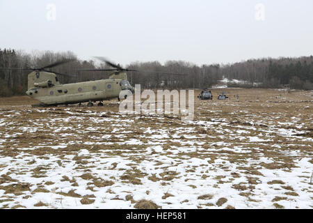 L'Armée américaine Un hélicoptère CH-47 Chinook de l'armée américaine et les hélicoptères Black Hawk UH-60 de 12e Brigade d'aviation de combat des soldats se préparent à prendre tout en participant à une patrouille de sécurité à long terme au cours d'un exercice de répétition de mission (MRE) à l'armée américaine dans le centre de préparation interarmées multinationale Hohenfels, Allemagne, le 22 février 2015. Les forces armées géorgiennes et Corps des marines américains du groupe de coopération en matière de sécurité conduisent la MRE à partir de 2 février au 3 mars 2015, dans le cadre de la Mission d'appui des Program-Resolute Déploiement géorgienne (PIB-RSM). Le PIB-RSM, anciennement la partie géorgienne s Program-International de déploiement Banque D'Images