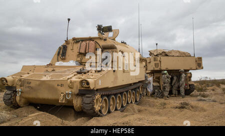 Les soldats de la Compagnie Alpha, 3e Bataillon, 82e Régiment d'artillerie, 2e Brigade Combat Team, 1re Division de cavalerie charger 155mm cannon arrondit dans un M109A6 Paladin au cours d'une action décisive 15-05 Rotation au Centre National d'entraînement Fort Irwin, en Californie, le 22 février 2015. L'action décisive de l'environnement de formation a été développé pour créer un scénario de formation commune pour l'ensemble de l'armée. (U.S. Photo de l'armée par le Sgt. Richard W. Jones Jr./soldats libérés) charger des munitions avant d'attaquer les forces ennemies 150222-A-QU939-018 Banque D'Images