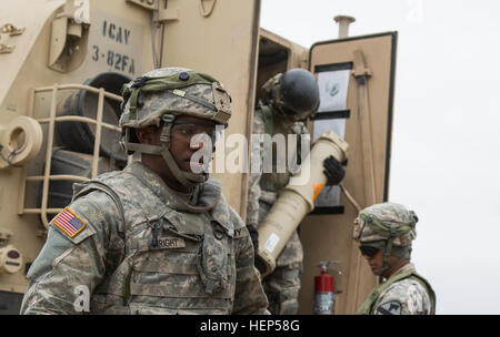 Les soldats de la Compagnie Alpha, 3e Bataillon, 82e Régiment d'artillerie, 2e Brigade Combat Team, 1re Division de cavalerie charger 155mm cannon arrondit dans un M109A6 Paladin au cours d'une action décisive 15-05 Rotation au Centre National d'entraînement Fort Irwin, en Californie, le 22 février 2015. L'action décisive de l'environnement de formation a été développé pour créer un scénario de formation commune pour l'ensemble de l'armée. (U.S. Photo de l'armée par le Sgt. Richard W. Jones Jr./soldats libérés) charger des munitions avant d'attaquer les forces ennemies 150222-A-QU939-024 Banque D'Images