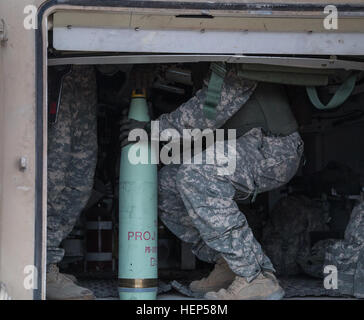 Les soldats de l'armée américaine de la Compagnie Alpha, 3e Bataillon, 82e Régiment d'artillerie, 2e Brigade Combat Team, 1re Division de cavalerie charger 155mm cannon arrondit dans un M109A6 Paladin au cours d'une action décisive 15-05 Rotation au Centre National d'entraînement, Fort Irwin, en Californie, le 22 février 2015. L'action décisive de l'environnement de formation a été développé pour créer un scénario de formation commune pour l'ensemble de l'armée. (U.S. Photo de l'armée par le Sgt. Richard W. Jones Jr./soldats libérés) charger des munitions avant d'attaquer les forces 150222 enermy-QU-A939-081 Banque D'Images