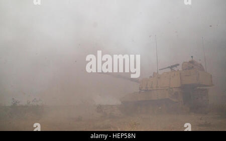 Les soldats de l'armée américaine de la Compagnie Alpha, 3e Bataillon, 82e Régiment d'artillerie, 2e Brigade Combat Team, 1re Division de cavalerie fire plusieurs tours avec un canon de 155mm un M109A6 Paladin au cours de l'action décisive 15-05 Rotation au Centre National d'entraînement, Fort Irwin, en Californie, le 22 février 2015. L'action décisive de l'environnement de formation a été développé pour créer un scénario de formation commune pour l'ensemble de l'armée. (U.S. Photo de l'armée par le Sgt. Richard W. Jones Jr./soldats libérés) charger des munitions avant d'attaquer les forces 150222 enermy-QU-A939-098 Banque D'Images