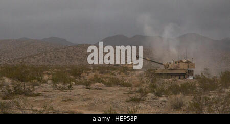 Les soldats de l'armée américaine de la Compagnie Alpha, 3e Bataillon, 82e Régiment d'artillerie, 2e Brigade Combat Team, 1re Division de cavalerie fire plusieurs tours avec un canon de 155mm un M109A6 Paladin au cours de l'action décisive 15-05 Rotation au Centre National d'entraînement, Fort Irwin, en Californie, le 22 février 2015. L'action décisive de l'environnement de formation a été développé pour créer un scénario de formation commune pour l'ensemble de l'armée. (U.S. Photo de l'armée par le Sgt. Richard W. Jones Jr./soldats libérés) charger des munitions avant d'attaquer les forces 150222 enermy-QU-A939-125 Banque D'Images