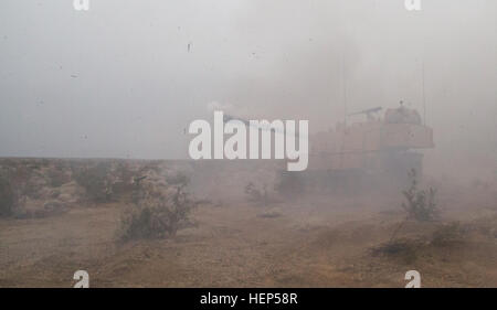 Les soldats de l'armée américaine de la Compagnie Alpha, 3e Bataillon, 82e Régiment d'artillerie, 2e Brigade Combat Team, 1re Division de cavalerie fire plusieurs tours avec un canon de 155mm un M109A6 Paladin au cours de l'action décisive 15-05 Rotation au Centre National d'entraînement, Fort Irwin, en Californie, le 22 février 2015. L'action décisive de l'environnement de formation a été développé pour créer un scénario de formation commune pour l'ensemble de l'armée. (U.S. Photo de l'armée par le Sgt. Richard W. Jones Jr./soldats libérés) charger des munitions avant d'attaquer les forces 150222 enermy-QU-A939-142 Banque D'Images