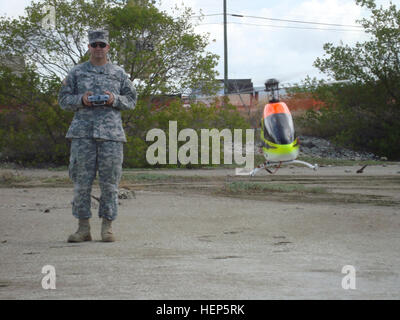 GUANTANAMO BAY, Cuba - Le Sergent de l'armée. Charles Verax, membre de la 525e Bataillon de la Police militaire de la Force opérationnelle interarmées de Guantanamo, les mouches hélicoptères de contrôle à distance afin de maintenir ses compétences en tant que pilote pendant le déploiement de la station navale des États-Unis à Guantanamo Bay, le 5 septembre 2009. Verax espère atteindre sa licence de pilote d'hélicoptère et éventuellement aller à l'école de pilotage de l'armée. Guantanamo la foi mène sûr, humain, juridique et transparent le soin et la garde des détenus, y compris ceux qui ont été condamnés par une commission militaire et ceux commandés libéré par un tribunal. La foi mène des activités de collecte, d'analyse et d'dissemina Banque D'Images