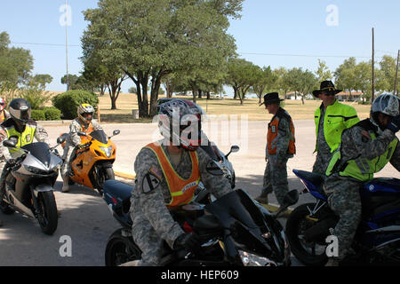 Dallas Native Command Sgt. Le major Glen Vela (arrière droit permanent), le sous-officier supérieur de la 1st Air Cavalry 'Warrior' Brigade, Division de cavalerie, et le colonel Douglas Gabram native de Cleveland (arrière gauche), commandant des guerriers, bienvenue le reste de leurs soldats à Belton Lake Outdoor Recreation Area, près de Fort Hood, au Texas, après leur tour de sûreté de moto, le 1er juillet. Vela a lancé un programme de sécurité moto proactif qui est utilisée tout au long de l'armée et deviendra un jour la 1st Cav. Div. standard, dit-il. 101261 Sécurité stress guerriers à cheval Banque D'Images