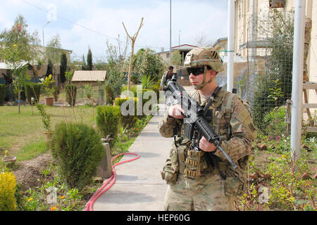 Soldat affecté à la 3e division d'infanterie assure la sécurité lors d'une visite consultative au quartier général de la 2e brigade de la police nationale afghane de l'ordre civil dans la province de Nangarhar, soutenant la préparation, le soutien et les opérations de formation des unités de police afghanes. Banque D'Images