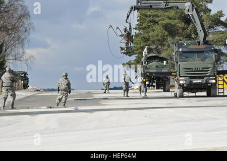 Dragoons affectés au siège et de l'Administration centrale, l'escadron du régiment de troupes menées d'armes chimiques, biologiques, radiologiques et nucléaires formation avec soldats allemands affectés au 750ème bataillon chimique à Grafenwoehr Zone de formation situé à proximité de la Caserne de Rose, de l'Allemagne, le 4 mars 2015. La formation a été menée pour la validation du peloton et de la certification. Les Lakotas, 2e CR Formation CBRN 150304-A-EM105-128 Banque D'Images