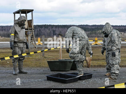 Dragoons affectés au siège et de l'Administration centrale, l'escadron du régiment de troupes menées d'armes chimiques, biologiques, radiologiques et nucléaires formation avec soldats allemands affectés au 750ème bataillon chimique à Grafenwoehr Zone de formation situé à proximité de la Caserne de Rose, de l'Allemagne, le 4 mars 2015. La formation a été menée pour la validation du peloton et de la certification. Les Lakotas, 2e CR Formation CBRN 150304-A-EM105-464 Banque D'Images