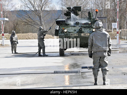 Dragoons affectés au siège et de l'Administration centrale, l'escadron du régiment de troupes menées d'armes chimiques, biologiques, radiologiques et nucléaires formation avec soldats allemands affectés au 750ème bataillon chimique à Grafenwoehr Zone de formation situé à proximité de la Caserne de Rose, de l'Allemagne, le 4 mars 2015. La formation a été menée pour la validation du peloton et de la certification. Les Lakotas, 2e CR Formation CBRN 150304-A-EM105-940 Banque D'Images