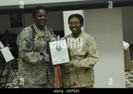 La Marine américaine Maître de 1re classe Fredrica Johnson, base avancée de l'Union européenne III Comité d'égalité des chances, chef de l'armée américaine présente le colonel Lillian Dixon, conférencier pour le mois de l'histoire des femmes déjeuner, un certificat d'appréciation au cours de la journée au centre de conférence de la Babylone ici le 31 mars. Dixon a été la première femme à servir de Fort Jackson, S.C., commandant de garnison ; un poste qu'elle rempli de 2007 à 2010. Nous, les femmes servent de l'ISF comme des exemples vivants pour les Femmes  % % % % % % % %E2 % % % % % % % %80 % % % % % % % %99s 385211 Histoire Banque D'Images