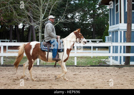 Un soldat des Forces spéciales affecté à la 7e Special Forces Group (Airborne) monte un cheval à la base aérienne d'Eglin, du sable et de stimuler l'Riding Club le 5 mars. Les membres du club d'équitation a enseigné des bérets verts de l'appareil comment bien prendre soin de, d'emballage et d'équitation, l'amélioration de leurs moyens d'infiltration et d'accroître leur mobilité pendant le déploiement de lieux rudimentaires. Bérets verts Apprendre l'équitation 150305-A-KJ310-396 Banque D'Images