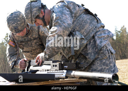 Le personnel de l'armée américaine Le Sgt Brandon Beene, affecté à la garnison de l'Armée américaine à Stuttgart et la FPC. Chase Rapp, affecté à la garnison de l'Armée américaine à Wiesbaden, effectuer une arme assemblée générale au cours de l'installation des commandes de gestion- l'Europe de la concurrence meilleur guerrier à Grafenwoehr, Allemagne, le 10 mars 2015. (U.S. Photo de l'armée par la FPC. Nathanael Mercado/) Parution 2015 commande Gestion de l'installation - l'Europe de la concurrence meilleur guerrier 150310-A-DN311-269 Banque D'Images