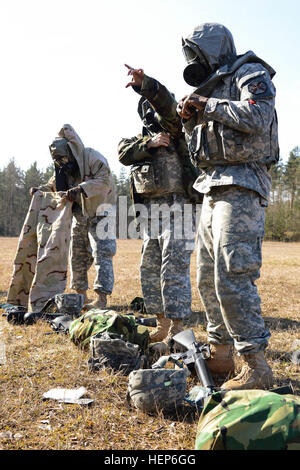 Des soldats américains, affectés à différentes garnisons de l'armée américaine en Europe, réagit à une simulation d'armes chimiques, biologiques, radiologiques et nucléaires et des risques d'attaque lors de l'installation des commandes de gestion- l'Europe de la concurrence meilleur guerrier à Grafenwoehr, Allemagne, le 10 mars 2015. (U.S. Photo de l'armée par la FPC. Nathanael Mercado/) Parution 2015 commande Gestion de l'installation - l'Europe de la concurrence meilleur guerrier 150310-A-DN311-285 Banque D'Images