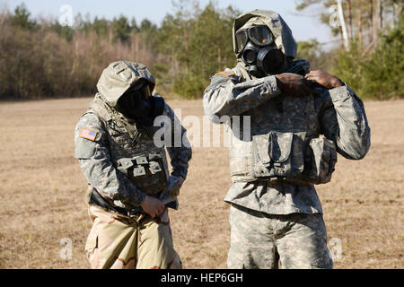 Des soldats américains, affectés à différentes garnisons de l'armée américaine en Europe, réagit à une simulation d'armes chimiques, biologiques, radiologiques et nucléaires et des risques d'attaque lors de l'installation des commandes de gestion- l'Europe de la concurrence meilleur guerrier à Grafenwoehr, Allemagne, le 10 mars 2015. (U.S. Photo de l'armée par la FPC. Nathanael Mercado/) Parution 2015 commande Gestion de l'installation - l'Europe de la concurrence meilleur guerrier 150310-A-DN311-293 Banque D'Images