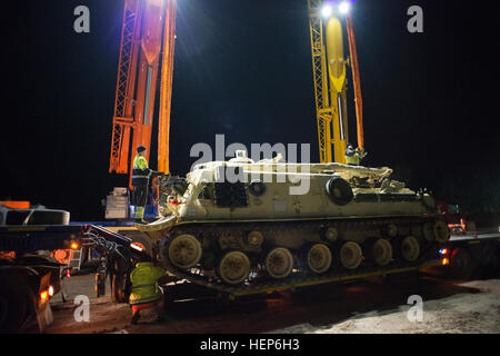 Les grutiers letton préparer pour décharger un véhicule de récupération à partir de la M88 2/7 bataillon d'infanterie, 1ère Brigade, 3e Division d'infanterie, à Adazi Domaine de formation, la Lettonie, le 10 mars 2015. 3ème Division d'infanterie chars arrivent en Lettonie 150310-A-KG432-205 Banque D'Images