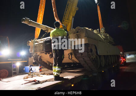 Le letton se prépare à décharger les opérateurs de grue d'un M1 Abrams tank de 2/7 bataillon d'infanterie, 1ère Brigade, 3e Division d'infanterie, à Adazi Domaine de formation, la Lettonie, le 10 mars 2015. 3ème Division d'infanterie chars arrivent en Lettonie 150310-A-KG432-281 Banque D'Images