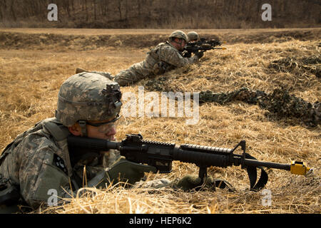 Les soldats de l'armée américaine, affecté au 1er Bataillon, 27e Régiment d'infanterie, 2e Stryker Brigade Combat Team, 25e Division d'infanterie, effectuer des mouvements de drill de combat avec un fabricant d'augmentation à l'armée américaine (KATUSA Soldat)(à gauche) sur la base de guerrier, Géorgie, République de Corée, le 11 mars 2015. Les mouvements ont été réalisés au cours de la formation commune de l'exercice Foal Eagle 2015. (U.S. Photo de l'armée par la CPS. Steven HitchcockReleased) FOAL EAGLE 2015 150311-A-SE706-012 Banque D'Images