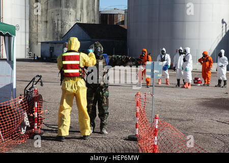 Une équipe d'échantillonnage de soldats du 7e de l'aide aux civils du 773e commande l'équipe de soutien civil et militaire de l'espagnol et de l'armée française unités CBRN attendre dans une ligne de décontamination d'être évalués, 11 mars 2015. Le 773e CST étaient membres d'un groupe de travail mixte composé de marins de la Marine américaine à partir de la Task Force 68 à la station navale de Rota, Espagne, des soldats de l'Armée américaine à partir de la 7ème commande soutien civil à Kaiserslautern, Allemagne, et de Vicenza, Italie, et le personnel de l'Armée de l'air participent à la planification de gestion des conséquences à l'étranger 11 mars 2015, au cours de l'urgence de l'ONU militaire espagnol Banque D'Images