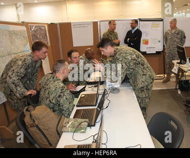 Aux États-Unis avec le Capitaine de vaisseau Joseph Polanin, commandant de la Task Force 68, Ambassadeur des États-Unis à l'Espagne et de l'armée américaine James Costos Brig. Gen. Arlan M. DeBlieck, général commandant de la 7e à la commande de l'aide aux civils, sur les membres d'un groupe de travail mixte composé de marins de la marine américaine de TF 68 Station Navale à Rota, en Espagne, des soldats de l'Armée américaine à partir de la 7ème commande soutien civil à Kaiserslautern, Allemagne et de Vicenza, Italie, et le personnel de l'Armée de l'air participent à la planification de gestion des conséquences à l'étranger 12 mars 2015, au cours de l'espagnol annuel de l'unité militaire d'urgence l'exercice de la série GAMMA, daim Banque D'Images