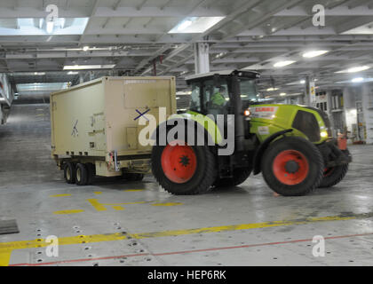 Les logisticiens Internationaux des États-Unis de déchargement du matériel militaire de la navire de transport "la liberté Promise" le 13 mars au port de Bremerhaven. Plus de 300 pièces d'équipement, y compris les hélicoptères UH-60 Black Hawk, chenilles, humvees, le transport de troupes et de matériel militaire, se déplacent sur sites en Lettonie, l'Estonie et la Lituanie à l'appui de l'opération Atlantic résoudre, la réalisation d'une mission visant à illustrer l'engagement des États-Unis et de l'OTAN dans la région, renforcer les capacités et l'interopérabilité, et de renforcer la sécurité et la stabilité régionales. Soldats de la 1re Brigade blindée combattre Banque D'Images