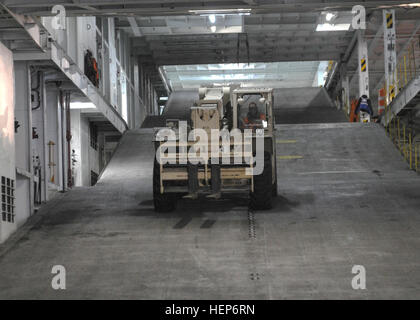 Les logisticiens internationaux un déchargement chariot élévateur militaire américain véhicule du navire de transport "la liberté Promise" le 13 mars au port de Bremerhaven. Plus de 300 pièces d'équipement, y compris les hélicoptères UH-60 Black Hawk, chenilles, humvees, le transport de troupes et de matériel militaire, se déplacent sur sites en Lettonie, l'Estonie et la Lituanie à l'appui de l'opération Atlantic résoudre, la réalisation d'une mission visant à illustrer l'engagement des États-Unis et de l'OTAN dans la région, renforcer les capacités et l'interopérabilité, et de renforcer la sécurité et la stabilité régionales. Soldats de la 1re Armor Brigad Banque D'Images