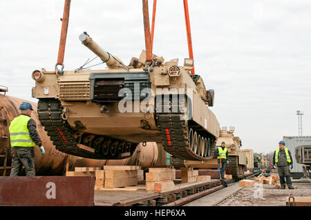 La première Abrams M1A2 tank pour l'2-7 Infantry Battalion, 1st Armored Brigade Combat Team, 3ème Division d'infanterie est déchargée sur le sol lituanien après un voyage de 5 000 miles de Fort Benning, Géorgie soldats du bataillon sont en rotation dans les pays baltes à l'appui de l'opération Atlantic résoudre pour assurer la sécurité et de partenariat des alliés de l'OTAN dans l'Europe de l'Est. (U.S. Photo de l'armée par le Sgt. Brandon Hubbard, 204e Détachement des affaires publiques/libérés) réservoirs nous arrivent en Lituanie 150315-A-AU317-151 Banque D'Images