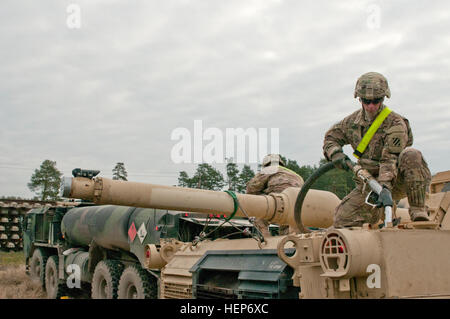 Les soldats de l'infanterie du 2 au 7 Bataillon, 1st Armored Brigade Combat Team, 3e Division d'infanterie, remplir leurs Abrams M1A2 15 mars 2015, à la tête de la Lituanie, Rukla,. À partir d'avril, les réservoirs seront partie d'exercices en Lituanie pour l'opération Atlantic détermination à favoriser le partenariat entre les alliés de l'OTAN dans les pays baltes, la Roumanie et la Bulgarie. (U.S. Photo de l'armée par le Sgt. Brandon Hubbard, 204e Détachement des affaires publiques/libérés) réservoirs nous arrivent en Lituanie 150315-A-AU317-219 Banque D'Images