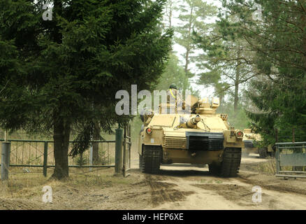 Les soldats de l'infanterie du 2 au 7 Bataillon, 1st Armored Brigade Combat Team, 3ème Division d'infanterie arrivent à la zone d'entraînement de Rukla en Lituanie pour l'opération Atlantic résoudre. L'unité s'unira avec la Lituanie et d'autres alliés de l'OTAN au cours des prochains mois pour la formation et exercices de sécurité dans la région. (U.S. Photo de l'armée par le Sgt. Brandon Hubbard, 204e Détachement des affaires publiques/) Parution des réservoirs nous arrivent en Lituanie 150315-A-AU317-399 Banque D'Images