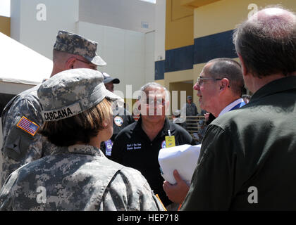 Les membres de la 22e d'armes de destruction massive, l'équipe de soutien civil, de la Garde nationale de Porto Rico participer à l'opération Réponse Borinqueneer, 17 mars. L'exercice a été mené avec des intervenants d'urgence civile et les professionnels dans les locaux de l'Porto Rico Veteran's Hospital de San Juan. (Puerto Rico photo Garde nationale d'armée par le sergent. Wilma Orozco Fanfan) WMDCST Borinqueneer 22 - Fonctionnement Réponse 150317-A-AD886-599 Banque D'Images